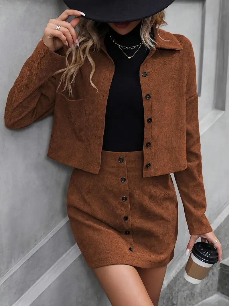 Conjunto elegante con cardigan y falda